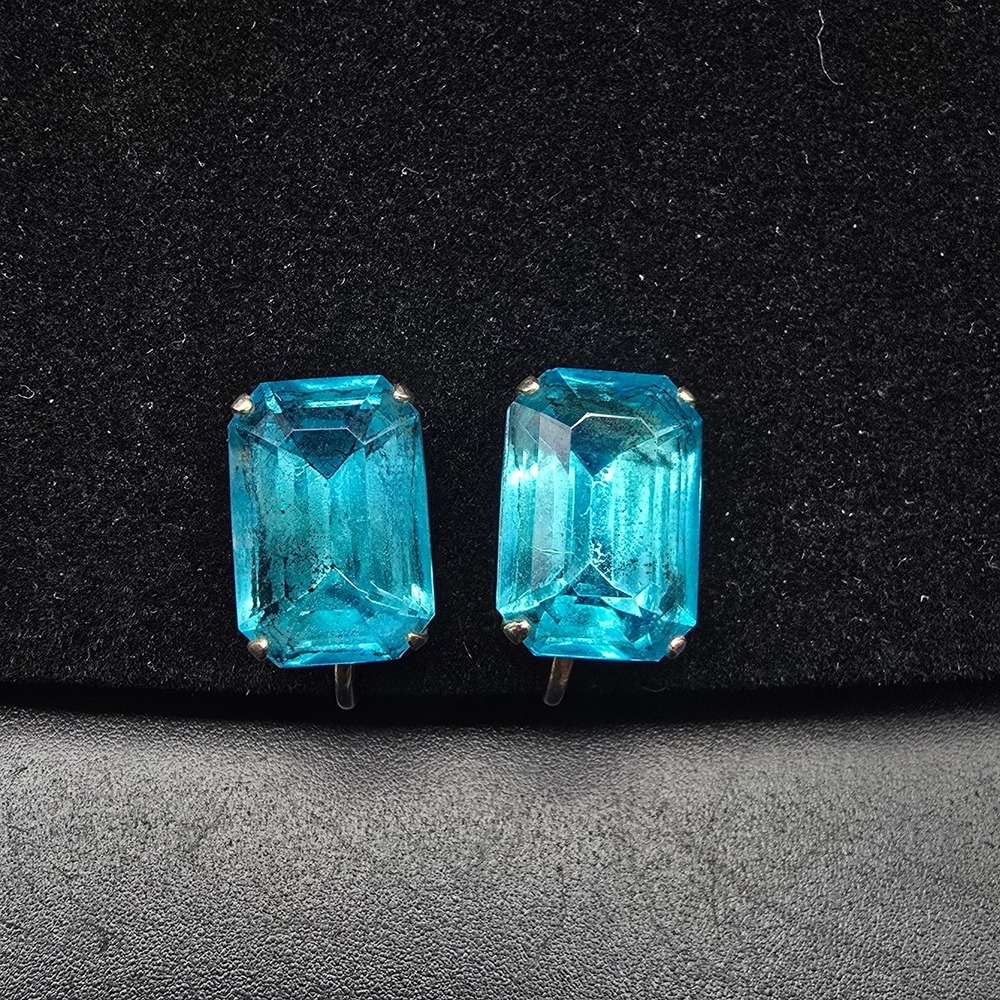 Blue Glass Rectangle Screw Back Earrings Vintage Costume Jewelry
